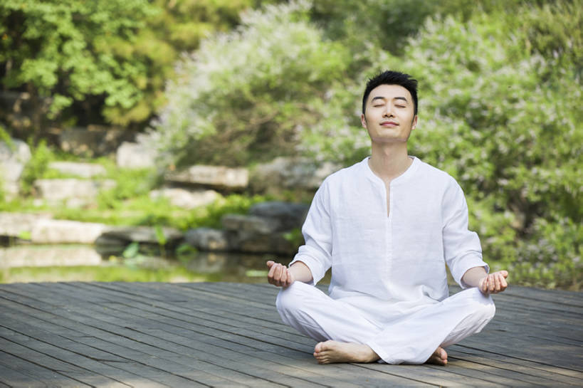 东方人,成年人,一个人,公园,坐,盘腿,横图,室外,白天,正面,锻炼,快乐,自由,幸福,北京,中国,亚洲,仅一个男性,仅一个人,休闲装,光脚,树,仅一个年轻男性,自然,休闲,健康,思考,赤脚,禅,放松,活力,平衡,想,沉思,瑜珈,摄影,生活方式,宁静,协调,控制,专心,优美,享乐,清新,东亚,莲花坐式,柔和,灵性,普拉提训练法,无忧无虑,男人,男性,年轻男性,亚洲人,中国人,年轻人,休闲活动,闭着眼睛,盘腿而坐,盘膝,盘着腿的,盘着腿坐,双腿交叉,仰头,坐着,彩图,全身,欢乐,和蔼,bj175