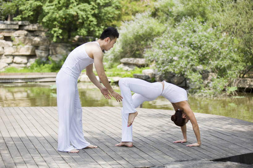 东方人,成年人,两个人,横图,室外,白天,侧面,锻炼,时尚,快乐,幸福,合作,团队,湖,北京,日光,中国,亚洲,伸展,弯腰,背心,休闲装,光脚,树,绿色,自然,夏天,教,站着,教练,休闲,健康,赤脚,放松,亲密,舒展,瑜珈,摄影,生活方式,下腰,高雅,优美,知识,享乐,爱好,户外活动,弹性,东亚,陪同,柔和,技能,陪伴,男人,男性,年轻男性,年轻女性,女人,女性,亚洲人,中国人,年轻人,情侣,休闲活动,彩图,全身,欢乐,教练员,教练者,伴随,双人瑜伽,bj175