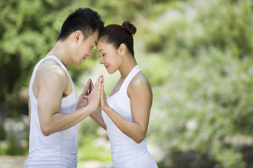 东方人,成年人,手掌,两个人,握手,微笑,横图,室外,白天,侧面,锻炼,时尚,快乐,幸福,合作,团队,北京,日光,中国,亚洲,连接,对称,背心,休闲装,树,绿色,自然,夏天,手势,站着,休闲,健康,面对面,放松,亲密,瑜珈,摄影,生活方式,高雅,优美,享乐,爱好,户外活动,东亚,陪同,寂静,陪伴,团结,男人,男性,年轻男性,年轻女性,女人,女性,亚洲人,中国人,年轻人,情侣,休闲活动,闭着眼睛,搀手,拉手,手拉手,手握手,半身,彩图,欢乐,打手势,伴随,双人瑜伽,bj175