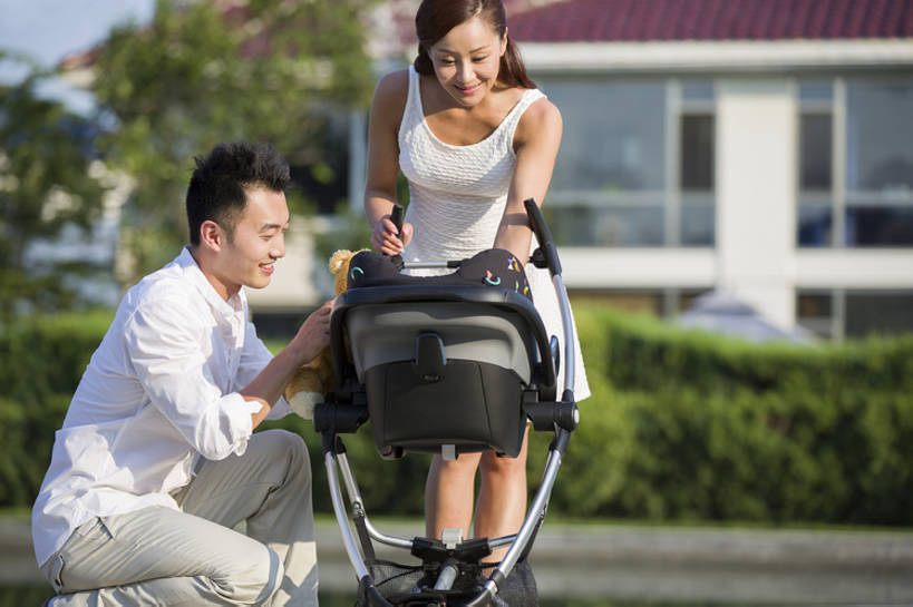 东方人,婴儿,成年人,两个人,家庭,父母,母亲,父亲,蹲,推,笑,微笑,露齿笑,横图,室外,白天,正面,时尚,快乐,自由,幸福,北京,日光,中国,亚洲,漫步,弯腰,握,房屋,庭院,玩,休闲装,婴儿车,树,绿色,夏天,看,站着,休闲,健康,温暖,温馨,一家人,放松,亲密,握着,摄影,希望,和睦,享乐,关爱,户外活动,东亚,陪同,折叠童车,陪伴,无忧无虑,男人,男性,年轻男性,年轻女性,女人,女性,亚洲人,中国人,年轻人,情侣,休闲活动,彩图,全身,欢乐,深情,融洽,伴随,bj175