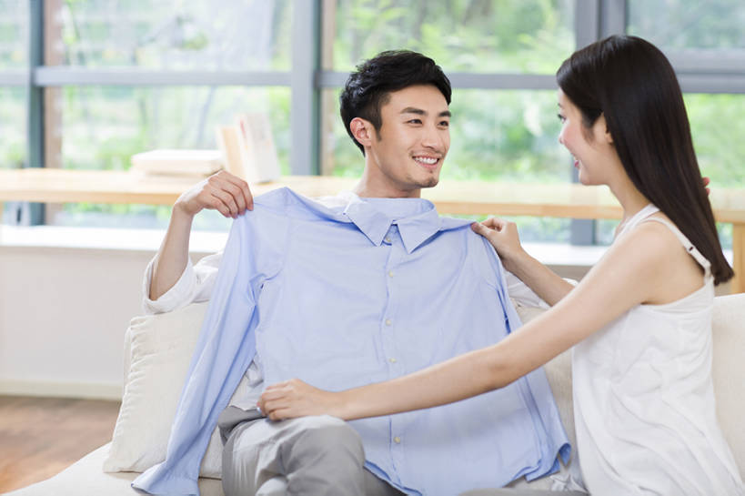 成年人,两个人,家庭,夫妻,丈夫,妻子,家,客厅,笑,微笑,露齿笑,横图,室内,白天,正面,衬衫,爱情,快乐,幸福,窗户,沙发,北京,中国,亚洲,一排,连接,握,整齐,房屋,公寓,浪漫,休闲装,现代,排列,衣服,看,靠,靠着,试穿,休闲,舒服,温暖,温馨,一家人,恩爱,放松,亲密,握着,恋人,摄影,生活方式,和睦,起居室,舒适,住房,享乐,队列,房地产,情侣装,东亚,陪同,陪伴,无忧无虑,男性,年轻男性,年轻女性,女人,女性,亚洲人,中国人,年轻人,夫妇,情侣,休闲活动,坐着,彩图,欢乐,当代,伴侣,融洽,伴随,bj175