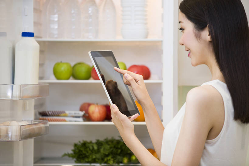 牛奶,东方人,成年人,脸,头,脸颊,一个人,家庭,家,笑,微笑,露齿笑,横图,室内,侧面,游戏,快乐,兴奋,幸福,电脑,笔记本电脑,互联网,技术,厨房,城市,苹果,蔬菜,水果,北京,中国,亚洲,仅一个年轻女性,仅一个女性,仅一个人,一排,连接,握,服装,整齐,反射,网络,冰箱,房屋,鸡蛋,食品,触摸屏,联系,玩,休闲装,干净,通讯设备,现代,饮食,刺激,肩膀,饮料,排列,衣服,橱柜,夏天,手势,站着,休闲,温暖,温馨,一家人,放松,活力,乐趣,握着,摄影,服饰,生活方式,和睦,无线,指着,知识,享乐,风格,顺序,衣着,穿着,队列,清新,房地产,通信设备,无线网络,网上冲浪,无线上网,便携式电脑,平板电脑,配方,东亚,健康食物,衣饰,无线电技术,手提电脑,年轻女性,女人,女性,亚洲人,中国人,年轻人,头部,脸部,脸蛋,面部,休闲活动,桔子,触摸,彩图,欢乐,融洽,打手势,bj175