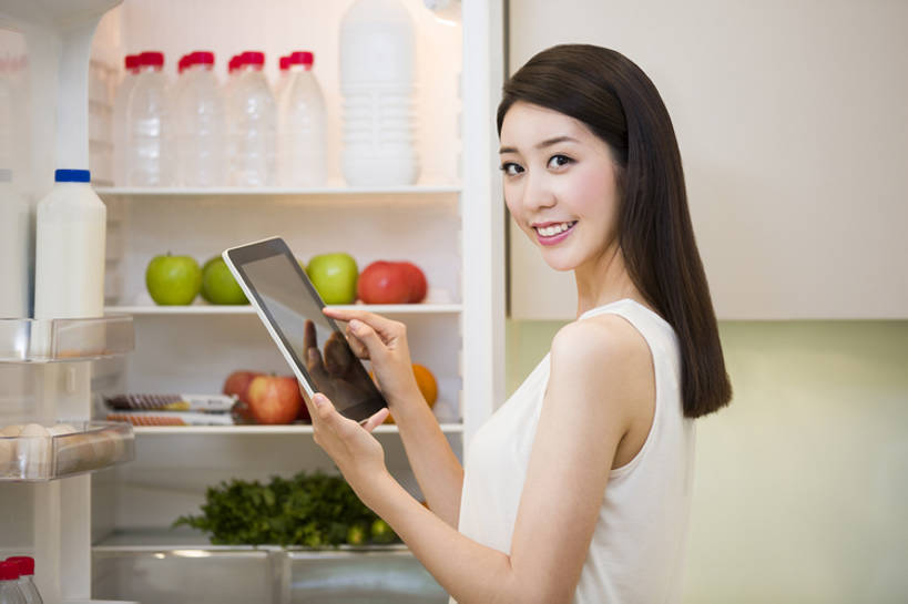 牛奶,东方人,成年人,一个人,家庭,家,笑,微笑,露齿笑,横图,室内,侧面,游戏,快乐,幸福,电脑,笔记本电脑,互联网,技术,厨房,城市,苹果,蔬菜,水果,北京,中国,亚洲,仅一个年轻女性,仅一个女性,仅一个人,一排,连接,握,服装,整齐,反射,网络,冰箱,房屋,鸡蛋,食品,触摸屏,联系,玩,注视,休闲装,干净,通讯设备,现代,饮食,饮料,排列,衣服,橱柜,夏天,观察,看,手势,站着,休闲,温暖,温馨,一家人,放松,活力,握着,摄影,服饰,生活方式,观看,和睦,察看,无线,指着,知识,享乐,风格,顺序,衣着,穿着,队列,关注,清新,房地产,通信设备,无线网络,网上冲浪,无线上网,便携式电脑,平板电脑,配方,东亚,健康食物,衣饰,无线电技术,手提电脑,年轻女性,女人,女性,亚洲人,中国人,年轻人,休闲活动,桔子,触摸,半身,彩图,欢乐,融洽,打手势,bj175