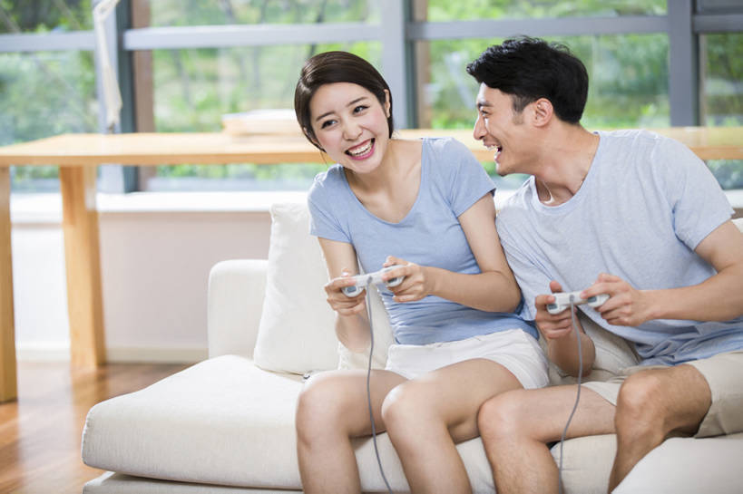 东方人,成年人,两个人,家庭,夫妻,丈夫,妻子,家,客厅,推,笑,微笑,露齿笑,横图,室内,正面,爱情,游戏,快乐,兴奋,幸福,热情,比赛,竞争,技术,科技,窗户,沙发,北京,中国,亚洲,连接,握,短裤,房屋,浪漫,玩,休闲装,娱乐,现代,刺激,夏天,靠,靠着,休闲,舒服,温暖,温馨,一家人,短袖,恩爱,放松,活力,乐趣,亲密,握着,恋人,摄影,游戏机,生活方式,活动,操纵杆,和睦,控制,专心,起居室,舒适,掌上游戏机,享乐,游戏手柄,发泄,清新,消遣,智力,掌机,房地产,爱好,改变,情侣装,玩游戏,东亚,陪同,便携式游戏机,手提游戏机,宣泄,陪伴,男人,男性,年轻男性,年轻女性,女人,女性,亚洲人,中国人,年轻人,夫妇,情侣,休闲活动,玩耍,嬉戏,坐着,彩图,欢乐,伴侣,融洽,精力,电子游戏机,计算机游戏,伴随,bj175