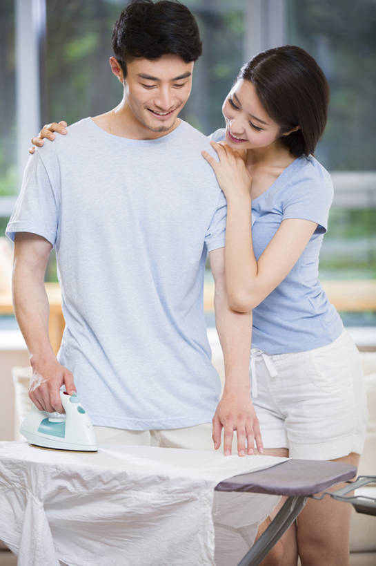 东方人,成年人,两个人,家庭,夫妻,丈夫,妻子,家庭主妇,家,客厅,笑,微笑,露齿笑,竖图,室内,正面,爱情,家务,快乐,幸福,窗户,北京,中国,亚洲,一排,握,整齐,铁,房屋,浪漫,注视,休闲装,干净,现代,排列,衣服,夏天,观察,看,站着,舒服,温暖,温馨,一家人,短袖,恩爱,活力,亲密,搭,握着,恋人,摄影,生活方式,观看,和睦,察看,起居室,舒适,享乐,风格,效率,搭着,队列,关爱,关注,清新,熨衣板,情侣装,东亚,陪同,陪伴,男人,男性,年轻男性,年轻女性,女人,女性,亚洲人,中国人,年轻人,夫妇,情侣,沟通,说话,彩图,爱,欢乐,伴侣,融洽,家务劳动,伴随,bj175