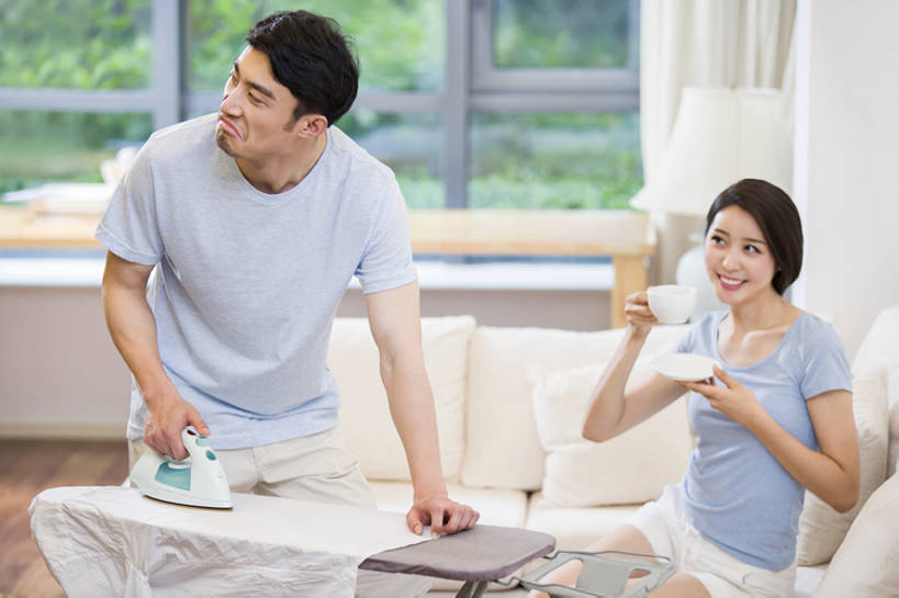 东方人,成年人,两个人,家庭,夫妻,丈夫,妻子,家庭主妇,家,客厅,笑,微笑,露齿笑,横图,室内,正面,爱情,家务,快乐,幸福,茶,窗户,北京,中国,亚洲,一排,喝,弯腰,握,整齐,铁,房屋,浪漫,俯身,休闲装,干净,现代,饮料,排列,夏天,站着,休息,舒服,温暖,温馨,一家人,短袖,恩爱,活力,亲密,握着,恋人,摄影,生活方式,悲伤,和睦,起居室,舒适,享乐,伤心,风格,难过,效率,队列,清新,运送,房地产,熨衣板,情侣装,东亚,陪同,悲哀,哀痛,悲戚,悲痛,陪伴,男人,男性,年轻男性,年轻女性,女人,女性,亚洲人,中国人,年轻人,夫妇,情侣,坐着,彩图,欢乐,伴侣,融洽,家务劳动,伴随,bj175