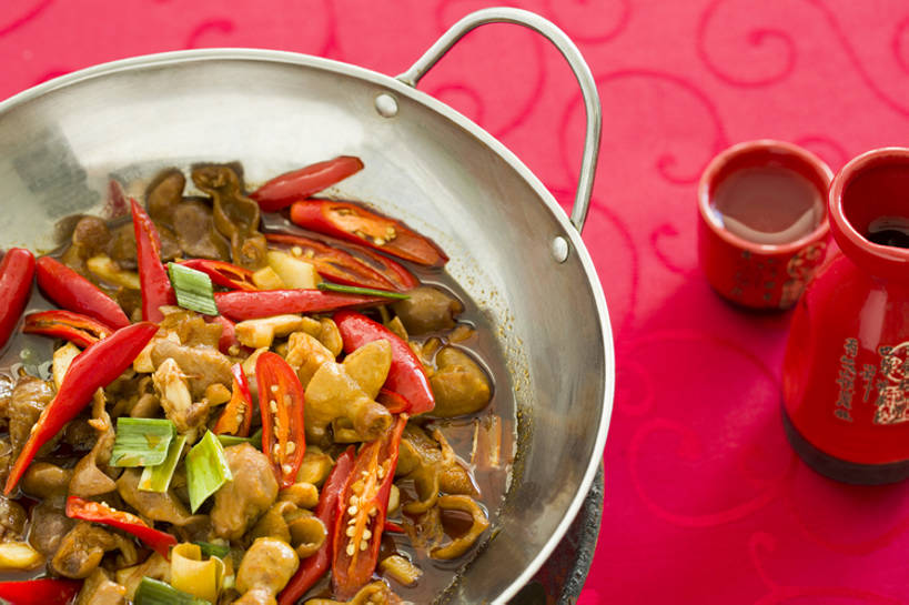 无人,横图,特写,吃饭,晚餐,午餐,静物,餐具,北京,中国,春节,新年,亚洲,丰富,鲜艳,炒,肉,熟食,香料,美味,食品,酒类,米酒,饮品,传统,干锅,剁椒,饮食,餐饮,酒,酒瓶,桌布,食物,饮料,红色,酒杯,中国菜,摄影,膳食,可口,清新,中国文化,肉制品,东亚,主菜,适口,四川菜,江米酒,醪糟,糯米酒,红辣椒,彩图,高角度拍摄,传统文化,干锅肥肠,bj175