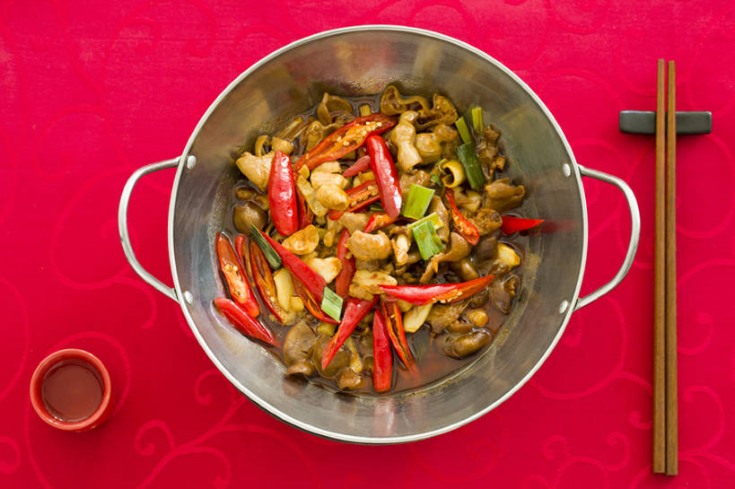 无人,横图,俯视,特写,吃饭,晚餐,午餐,筷子,静物,餐具,北京,中国,春节,新年,亚洲,丰富,鲜艳,炒,肉,熟食,香料,美味,食品,酒类,米酒,饮品,传统,干锅,剁椒,饮食,餐饮,酒,桌布,食物,饮料,红色,酒杯,中国菜,摄影,筷子架,膳食,可口,清新,中国文化,肉制品,东亚,主菜,适口,四川菜,江米酒,醪糟,糯米酒,红辣椒,彩图,传统文化,干锅肥肠,bj175