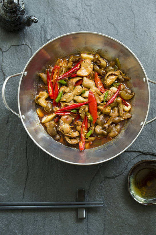 无人,竖图,俯视,特写,吃饭,晚餐,午餐,茶,筷子,静物,餐具,北京,中国,亚洲,丰富,炒,肉,熟食,香料,美味,食品,饮品,传统,干锅,剁椒,饮食,餐饮,食物,饮料,茶壶,中国菜,摄影,中国茶,筷子架,膳食,可口,清新,中国文化,肉制品,东亚,主菜,适口,四川菜,茶杯,红辣椒,彩图,传统文化,干锅肥肠,bj175