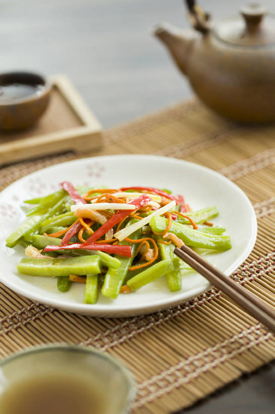 无人,竖图,特写,吃饭,烹饪,中餐,晚餐,午餐,茶,筷子,辣椒,蔬菜,静物,餐具,北京,中国,亚洲,竹制,丰富,新鲜,苦瓜,青椒,炒菜,肉,熟食,料理,美味,食品,饮品,传统,猪肉,小炒肉,菜肴,美食,肉类,饮食,餐饮,食物,饮料,盘子,茶壶,中国菜,健康,中式,素食,摄影,佳肴,有机食品,绿色食品,中国茶,中华料理,竹制品,膳食,可口,清新,中国文化,五花肉,川菜,肉食,东亚,主菜,健康食物,辣角,红海椒,大椒,辣虎,广椒,豚肉,菜椒,开胃酱,适口,寿司帘,寿司席,寿司竹,寿司竹卷,寿司竹席,四川菜,肋条肉,三层肉,茶杯,甜椒,柿子椒,辣子,红辣椒,海椒,番椒,灯笼椒,彩图,传统文化,bj175