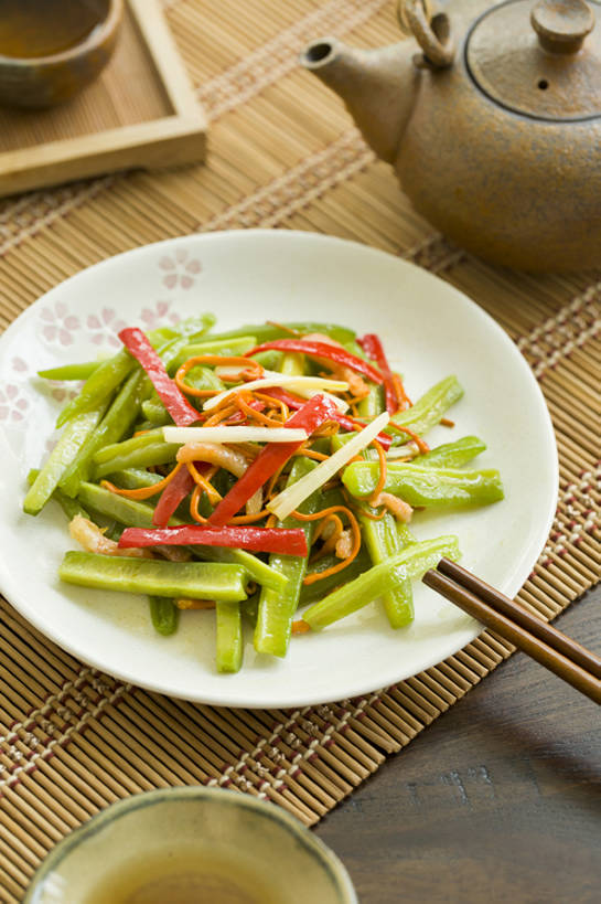 无人,竖图,特写,吃饭,烹饪,中餐,晚餐,午餐,茶,筷子,辣椒,蔬菜,静物,餐具,北京,中国,亚洲,竹制,丰富,新鲜,苦瓜,青椒,炒菜,肉,熟食,料理,美味,食品,饮品,传统,猪肉,小炒肉,菜肴,美食,肉类,饮食,餐饮,食物,饮料,盘子,茶壶,中国菜,健康,中式,素食,摄影,佳肴,有机食品,绿色食品,中国茶,中华料理,竹制品,膳食,可口,清新,中国文化,五花肉,川菜,肉食,东亚,主菜,健康食物,辣角,红海椒,大椒,辣虎,广椒,豚肉,菜椒,开胃酱,适口,寿司帘,寿司席,寿司竹,寿司竹卷,寿司竹席,四川菜,肋条肉,三层肉,茶杯,甜椒,柿子椒,辣子,红辣椒,海椒,番椒,灯笼椒,彩图,高角度拍摄,传统文化,bj175