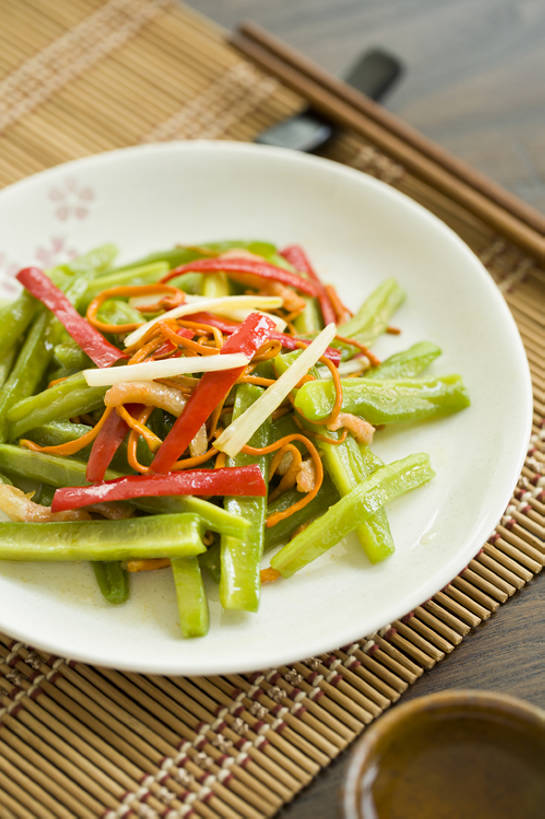 无人,竖图,特写,吃饭,烹饪,中餐,晚餐,午餐,茶,筷子,辣椒,蔬菜,静物,餐具,北京,中国,亚洲,竹制,丰富,新鲜,苦瓜,青椒,炒菜,肉,熟食,料理,美味,食品,饮品,传统,猪肉,小炒肉,菜肴,美食,肉类,饮食,餐饮,食物,饮料,盘子,中国菜,健康,中式,素食,摄影,佳肴,有机食品,绿色食品,中华料理,筷子架,竹制品,膳食,可口,清新,中国文化,五花肉,川菜,肉食,东亚,主菜,健康食物,辣角,红海椒,大椒,辣虎,广椒,豚肉,菜椒,开胃酱,适口,寿司帘,寿司席,寿司竹,寿司竹卷,寿司竹席,四川菜,肋条肉,三层肉,茶杯,甜椒,柿子椒,辣子,红辣椒,海椒,番椒,灯笼椒,彩图,高角度拍摄,传统文化,bj175