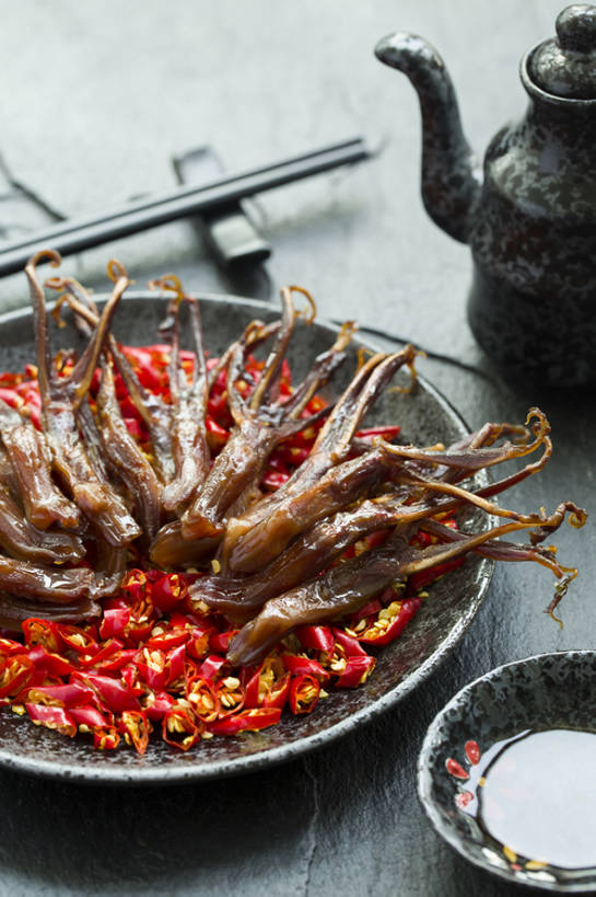 无人,竖图,特写,吃饭,晚餐,午餐,茶,筷子,静物,餐具,北京,中国,亚洲,鸭子,壶,肉,熟食,香料,美味,食品,饮品,传统,鸭肉,剁椒,肉类,饮食,餐饮,食物,饮料,盘子,茶壶,中国菜,摄影,中国茶,筷子架,膳食,可口,清新,中国文化,腌肉,肉食,肉制品,东亚,鸭舌,主菜,腌制食品,开胃酱,适口,四川菜,茶杯,红辣椒,彩图,高角度拍摄,传统文化,bj175