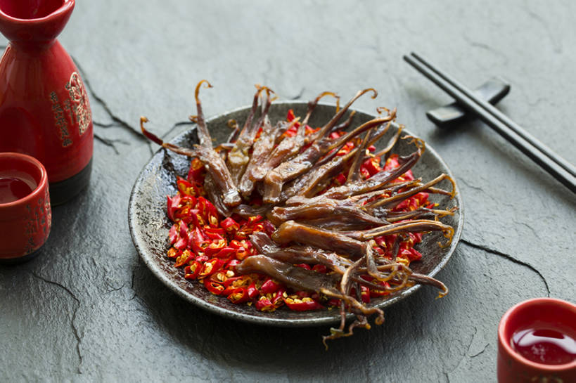 无人,横图,特写,吃饭,晚餐,午餐,筷子,静物,餐具,北京,中国,亚洲,鸭子,肉,熟食,香料,美味,食品,酒类,米酒,饮品,传统,鸭肉,剁椒,肉类,饮食,餐饮,酒,酒瓶,食物,饮料,盘子,酒杯,中国菜,摄影,筷子架,膳食,可口,清新,中国文化,腌肉,肉食,肉制品,东亚,鸭舌,主菜,腌制食品,适口,四川菜,江米酒,醪糟,糯米酒,红辣椒,彩图,高角度拍摄,传统文化,bj175