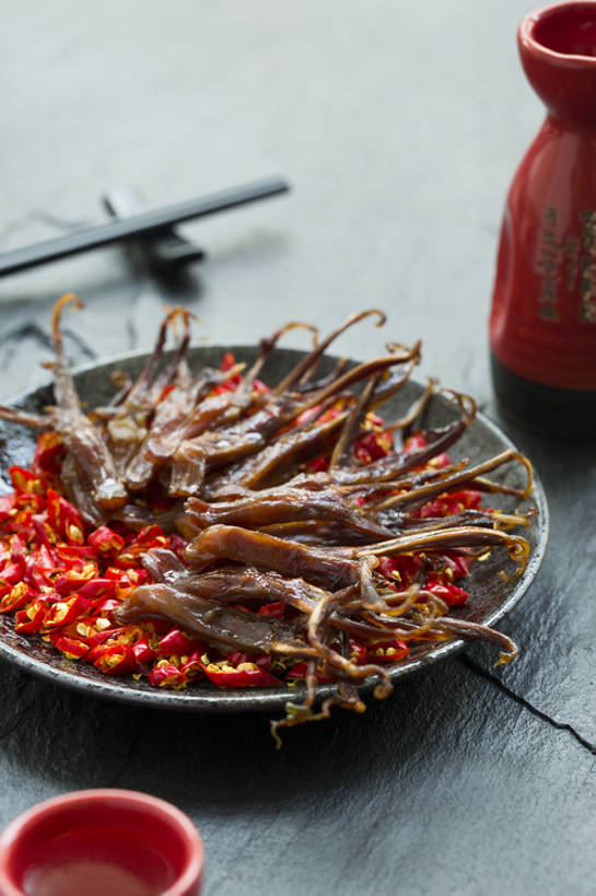 无人,竖图,特写,吃饭,晚餐,午餐,筷子,静物,餐具,北京,中国,亚洲,鸭子,肉,熟食,香料,美味,食品,酒类,米酒,饮品,传统,鸭肉,剁椒,肉类,饮食,餐饮,酒,酒瓶,食物,饮料,盘子,酒杯,中国菜,摄影,筷子架,膳食,可口,清新,中国文化,腌肉,肉食,肉制品,东亚,鸭舌,主菜,腌制食品,适口,四川菜,江米酒,醪糟,糯米酒,红辣椒,彩图,高角度拍摄,传统文化,bj175