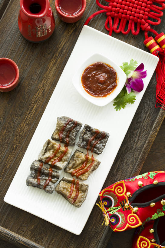 豆腐,无人,竖图,俯视,特写,吃饭,晚餐,午餐,静物,餐具,北京,中国,春节,新年,亚洲,装饰,熟食,香料,油炸,美味,食品,酒类,米酒,饮品,餐盘,传统,小吃,饮食,餐饮,酒,酒瓶,臭豆腐,食物,饮料,盘子,酒杯,中国结,中国菜,摄影,虎头鞋,辣椒酱,膳食,可口,清新,中国文化,东亚,开胃酱,适口,江米酒,醪糟,糯米酒,彩图,装饰菜,恶臭,传统文化,bj175