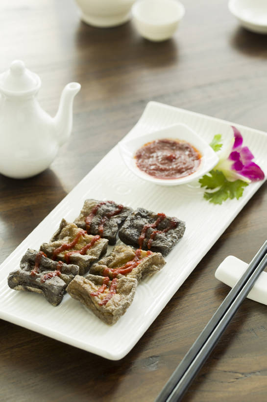 豆腐,无人,竖图,特写,吃饭,晚餐,午餐,筷子,静物,餐具,北京,中国,亚洲,壶,熟食,香料,油炸,美味,食品,饮品,传统,小吃,饮食,餐饮,臭豆腐,食物,饮料,盘子,中国菜,摄影,筷子架,辣椒酱,膳食,可口,清新,中国文化,东亚,开胃酱,适口,彩图,高角度拍摄,装饰菜,恶臭,传统文化,bj175