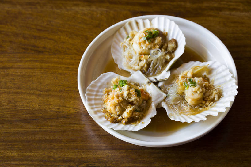 无人,横图,特写,吃饭,晚餐,午餐,静物,贝壳,餐具,北京,中国,亚洲,熟食,美味,食品,饮品,扇贝,传统,粉丝,饮食,餐饮,食物,饮料,盘子,中国菜,摄影,膳食,可口,清新,中国文化,东亚,蒜蓉,主菜,适口,贝类外壳,海螺壳,软体动物外壳,海产,彩图,高角度拍摄,传统文化,bj175