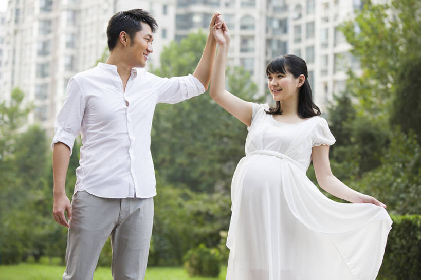 东方人,成年人,孕妇,腹部,两个人,丈夫,妻子,母亲,父亲,举,笑,微笑,露齿笑,横图,室外,白天,正面,衬衫,快乐,满意,幸福,城市,北京,中国,亚洲,握,公寓,浪漫,休闲装,夏天,托,站着,休闲,健康,面对面,怀孕,放松,活力,亲密,握着,许愿,摄影,生活方式,希望,胎儿,享乐,待产,孕妇装,关爱,东亚,陪同,妊娠,准妈妈,陪伴,开端,无忧无虑,男人,男性,年轻男性,年轻女性,女人,女性,亚洲人,中国人,年轻人,情侣,产妇,休闲活动,举起,举手,举着,手牵手,向上举,向上伸,向上托,张开手臂,彩图,爱,欢乐,深情,舞蹈,和蔼,居住区,伴随,bj175