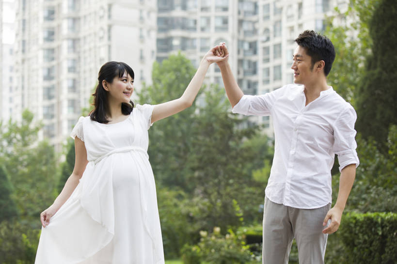 东方人,成年人,孕妇,腹部,两个人,丈夫,妻子,母亲,父亲,举,捧,笑,摸,微笑,露齿笑,横图,室外,白天,正面,衬衫,快乐,满意,幸福,城市,北京,中国,亚洲,抚摸,握,公寓,浪漫,休闲装,夏天,托,站着,休闲,健康,面对面,怀孕,放松,活力,亲密,握着,许愿,摄影,生活方式,希望,胎儿,享乐,待产,孕妇装,关爱,东亚,陪同,妊娠,准妈妈,陪伴,开端,无忧无虑,男人,男性,年轻男性,年轻女性,女人,女性,亚洲人,中国人,年轻人,情侣,产妇,休闲活动,触摸,接触,举起,举手,举着,捧着,手牵手,向上举,向上伸,向上托,张开手臂,彩图,爱,欢乐,深情,舞蹈,和蔼,居住区,伴随,bj175