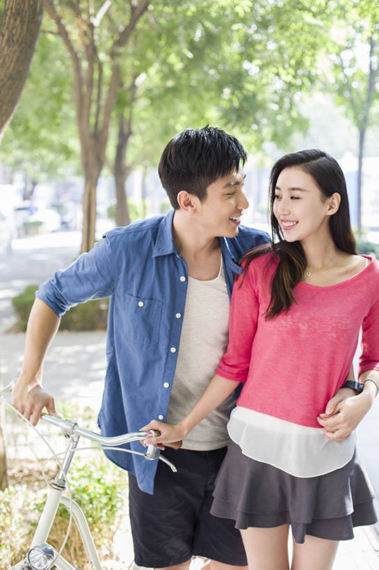 东方人,成年人,两个人,学生,笑,微笑,露齿笑,竖图,室外,白天,正面,爱情,时尚,快乐,自由,幸福,城市,自行车,北京,中国,亚洲,连接,握,浪漫,单车,休闲装,现代,校园,树,靠,靠着,站着,休闲,温暖,温馨,面对面,恩爱,放松,活力,亲密,搭,握着,约会,恋人,摄影,生活方式,和睦,享乐,搭着,东亚,陪同,陪伴,无忧无虑,男人,男性,年轻男性,年轻女性,女人,女性,亚洲人,中国人,年轻人,情侣,大学生,休闲活动,手牵手,拥抱,彩图,爱,欢乐,伴侣,融洽,三里屯,摆拍,伴随,bj175