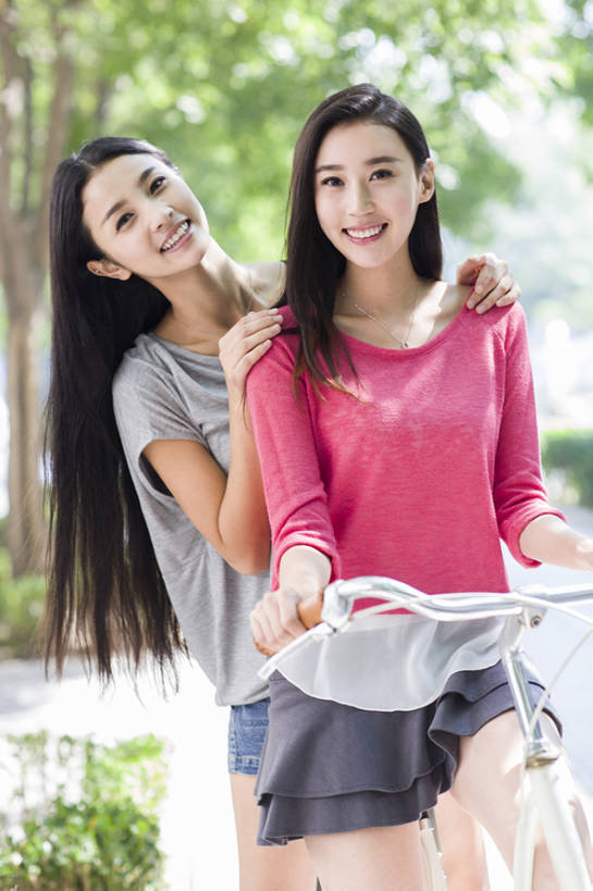 东方人,成年人,两个人,学生,笑,微笑,露齿笑,竖图,室外,白天,正面,时尚,快乐,自由,友谊,幸福,城市,自行车,北京,中国,亚洲,连接,握,倾斜,单车,注视,休闲装,现代,校园,树,骑,观察,看,休闲,同学,放松,活力,乐趣,亲密,搭,握着,摄影,生活方式,观看,察看,享乐,搭着,关注,肖像,东亚,陪同,陪伴,无忧无虑,年轻女性,女人,女性,亚洲人,中国人,年轻人,长发,大学生,休闲活动,彩图,欢乐,三里屯,闺密,摆拍,伴随,bj175
