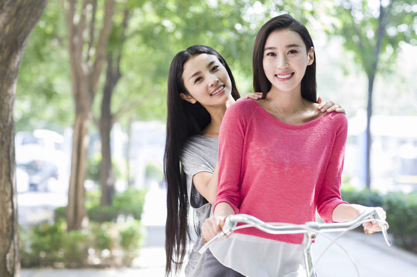 东方人,成年人,两个人,学生,笑,微笑,露齿笑,横图,室外,白天,正面,时尚,快乐,自由,友谊,幸福,城市,自行车,北京,中国,亚洲,连接,握,倾斜,单车,注视,休闲装,现代,校园,树,骑,观察,看,休闲,同学,放松,活力,乐趣,亲密,搭,握着,摄影,生活方式,观看,察看,享乐,搭着,关注,肖像,东亚,陪同,陪伴,无忧无虑,年轻女性,女人,女性,亚洲人,中国人,年轻人,长发,大学生,休闲活动,半身,彩图,欢乐,三里屯,闺密,摆拍,伴随,bj175