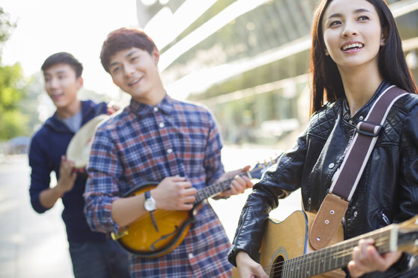 东方人,成年人,三个人,学生,笑,微笑,露齿笑,横图,室外,白天,正面,时尚,快乐,自由,友谊,幸福,热情,合作,团队,城市,街道,北京,中国,亚洲,乐队,表演,握,鼓,吉他,乐器,弦乐器,音乐,打,弹奏,玩,演奏,休闲装,表演者,现代,站着,休闲,放松,活力,乐趣,亲密,弹琴,握着,唱歌,艺术家,摄影,生活方式,酷,享乐,弹拨弦鸣乐器,爱好,演唱,逆光,梦想,吉他手,音乐人,歌唱,东亚,陪同,奏琴,抚琴,技能,陪伴,无忧无虑,男人,男性,年轻男性,年轻女性,女人,女性,亚洲人,中国人,年轻人,大学生,休闲活动,歌手,半身,彩图,欢乐,弹拨弦乐器,三里屯,拨弦乐器,弹拨乐器,摆拍,伴随,bj175