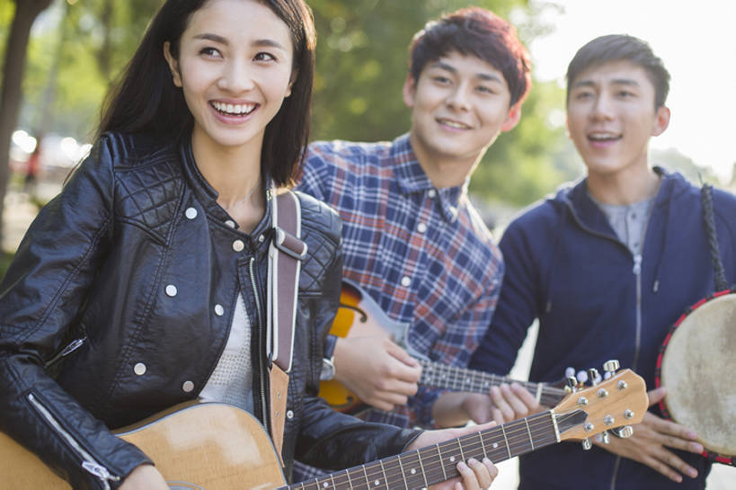 东方人,成年人,三个人,学生,笑,微笑,露齿笑,横图,室外,白天,正面,时尚,快乐,自由,友谊,幸福,热情,合作,团队,城市,街道,北京,中国,亚洲,乐队,表演,握,鼓,吉他,乐器,弦乐器,音乐,打,弹奏,玩,演奏,休闲装,表演者,现代,站着,休闲,放松,活力,乐趣,亲密,弹琴,握着,唱歌,艺术家,摄影,生活方式,酷,享乐,弹拨弦鸣乐器,爱好,演唱,逆光,梦想,吉他手,音乐人,歌唱,东亚,陪同,奏琴,抚琴,技能,陪伴,无忧无虑,男人,男性,年轻男性,年轻女性,女人,女性,亚洲人,中国人,年轻人,大学生,休闲活动,歌手,半身,彩图,欢乐,弹拨弦乐器,三里屯,拨弦乐器,弹拨乐器,摆拍,伴随,bj175