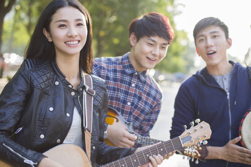 东方人,成年人,三个人,学生,笑,微笑,露齿笑,横图,室外,白天,正面,时尚,快乐,自由,友谊,幸福,热情,合作,团队,城市,街道,北京,中国,亚洲,乐队,表演,握,鼓,吉他,乐器,弦乐器,音乐,打,弹奏,玩,演奏,休闲装,表演者,现代,站着,休闲,放松,活力,乐趣,亲密,弹琴,握着,唱歌,艺术家,摄影,生活方式,酷,享乐,弹拨弦鸣乐器,爱好,演唱,逆光,梦想,吉他手,音乐人,歌唱,东亚,陪同,奏琴,抚琴,技能,陪伴,无忧无虑,男人,男性,年轻男性,年轻女性,女人,女性,亚洲人,中国人,年轻人,大学生,休闲活动,歌手,半身,彩图,欢乐,弹拨弦乐器,三里屯,拨弦乐器,弹拨乐器,摆拍,伴随,bj175