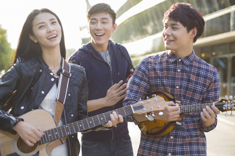 东方人,成年人,三个人,学生,笑,微笑,露齿笑,横图,室外,白天,正面,时尚,快乐,兴奋,自由,友谊,幸福,热情,合作,团队,城市,街道,北京,中国,亚洲,乐队,表演,握,鼓,吉他,乐器,弦乐器,音乐,打,弹奏,玩,演奏,休闲装,表演者,现代,刺激,站着,张嘴,休闲,放松,活力,乐趣,亲密,弹琴,握着,唱歌,艺术家,摄影,生活方式,唱,酷,享乐,弹拨弦鸣乐器,爱好,演唱,逆光,梦想,吉他手,音乐人,张大嘴巴,歌唱,东亚,陪同,奏琴,抚琴,技能,陪伴,无忧无虑,男人,男性,年轻男性,年轻女性,女人,女性,亚洲人,中国人,年轻人,大学生,张开嘴,休闲活动,歌手,半身,彩图,欢乐,弹拨弦乐器,三里屯,拨弦乐器,弹拨乐器,摆拍,伴随,bj175