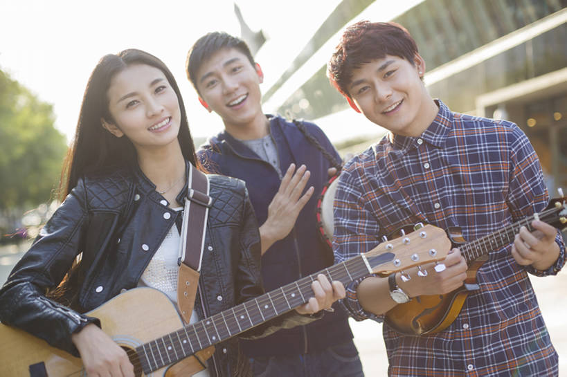 东方人,成年人,三个人,学生,笑,微笑,露齿笑,横图,室外,白天,正面,镜头眩光,时尚,快乐,自由,友谊,幸福,热情,合作,团队,城市,街道,北京,中国,亚洲,乐队,表演,握,鼓,吉他,乐器,弦乐器,音乐,打,弹奏,玩,演奏,注视,休闲装,表演者,现代,观察,看,站着,休闲,放松,活力,乐趣,亲密,弹琴,握着,唱歌,艺术家,摄影,生活方式,观看,察看,酷,享乐,合影,关注,弹拨弦鸣乐器,肖像,爱好,演唱,逆光,梦想,吉他手,音乐人,歌唱,东亚,陪同,奏琴,抚琴,技能,陪伴,无忧无虑,男人,男性,年轻男性,年轻女性,女人,女性,亚洲人,中国人,年轻人,大学生,休闲活动,歌手,半身,彩图,欢乐,弹拨弦乐器,三里屯,拨弦乐器,弹拨乐器,摆拍,伴随,bj175