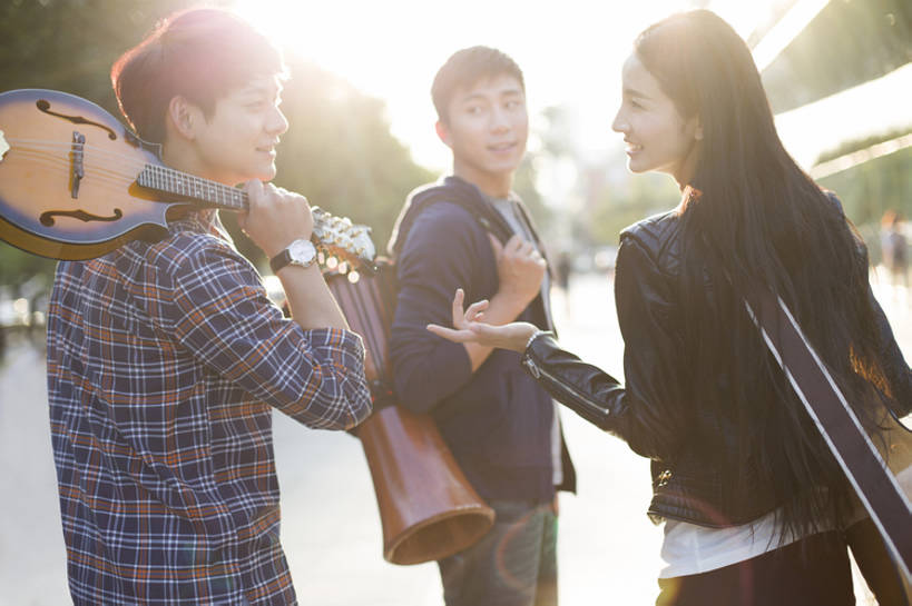 东方人,成年人,三个人,学生,终点,笑,微笑,露齿笑,横图,室外,白天,镜头眩光,时尚,快乐,自由,友谊,幸福,热情,合作,团队,城市,街道,北京,中国,亚洲,乐队,表演,握,鼓,吉他,乐器,弦乐器,音乐,扭头,注视,休闲装,表演者,现代,背面,观察,看,手势,转头,休闲,面对面,放松,活力,亲密,握着,艺术家,摄影,生活方式,观看,离开,后背,察看,享乐,关注,弹拨弦鸣乐器,爱好,逆光,吉他手,音乐人,东亚,陪同,技能,陪伴,无忧无虑,男人,男性,年轻男性,年轻女性,女人,女性,亚洲人,中国人,年轻人,大学生,休闲活动,歌手,步行,说话,彩图,欢乐,弹拨弦乐器,打手势,三里屯,拨弦乐器,弹拨乐器,伴随,bj175