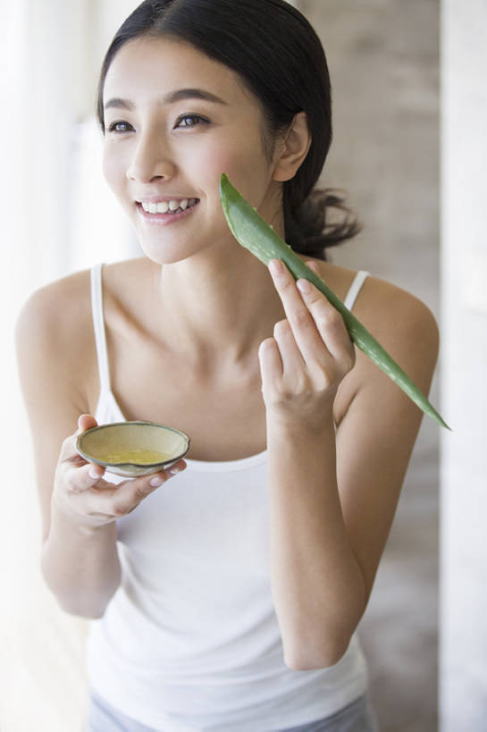 东方人,成年人,脸,头,脸颊,一个人,家庭,家,笑,微笑,露齿笑,竖图,室内,白天,正面,按摩,化妆,美容,时尚,快乐,幸福,植物,浴室,城市,芦荟,北京,中国,亚洲,仅一个年轻女性,仅一个女性,仅一个人,擦,护肤,弯腰,握,背心,材料,润肤露,房屋,公寓,美丽,休闲装,干净,现代,自然,站着,保养,享受,休闲,健康,温暖,温馨,一家人,放松,握着,SPA水疗,保健,温泉浴场,摄影,生活方式,皮肤,光滑,和睦,优美,享乐,化妆用品,草本,清新,东亚,纯净,养颜,柔和,细腻,替代疗法,平滑,美化,年轻女性,女人,女性,亚洲人,中国人,年轻人,头部,脸部,脸蛋,面部,矿泉疗养地,半身,彩图,水疗,欢乐,魅力,融洽,美人,例行公事,芦荟胶,bj175