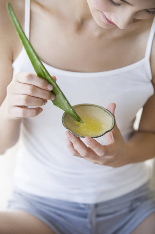 东方人,成年人,脸,头,脸颊,一个人,家庭,家,微笑,竖图,室内,白天,正面,按摩,美容,时尚,快乐,幸福,植物,浴室,城市,芦荟,北京,中国,亚洲,仅一个年轻女性,仅一个女性,仅一个人,护肤,握,准备,背心,材料,润肤露,房屋,公寓,美丽,注视,休闲装,干净,现代,自然,观察,看,保养,享受,休闲,健康,温暖,温馨,一家人,放松,握着,SPA水疗,保健,温泉浴场,摄影,生活方式,观看,皮肤,光滑,和睦,察看,优美,享乐,化妆用品,草本,关注,清新,东亚,纯净,养颜,柔和,细腻,替代疗法,平滑,美化,年轻女性,女人,女性,亚洲人,中国人,年轻人,头部,脸部,脸蛋,面部,矿泉疗养地,坐着,彩图,高角度拍摄,水疗,欢乐,魅力,融洽,美人,例行公事,芦荟胶,bj175