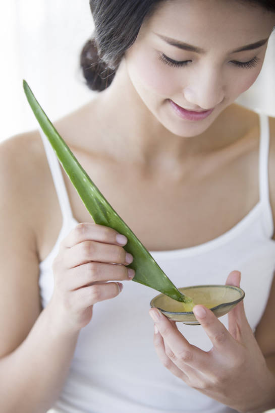 东方人,成年人,脸,头,脸颊,一个人,家庭,家,微笑,竖图,室内,白天,正面,按摩,美容,时尚,快乐,幸福,植物,浴室,城市,芦荟,北京,中国,亚洲,仅一个年轻女性,仅一个女性,仅一个人,护肤,握,背心,材料,润肤露,房屋,公寓,美丽,注视,休闲装,干净,现代,自然,观察,看,站着,保养,享受,休闲,健康,温暖,温馨,一家人,放松,握着,SPA水疗,保健,温泉浴场,摄影,生活方式,观看,皮肤,光滑,和睦,察看,优美,享乐,化妆用品,草本,关注,清新,东亚,纯净,养颜,柔和,细腻,替代疗法,平滑,美化,年轻女性,女人,女性,亚洲人,中国人,年轻人,头部,脸部,脸蛋,面部,矿泉疗养地,半身,彩图,水疗,欢乐,魅力,融洽,美人,例行公事,芦荟胶,bj175