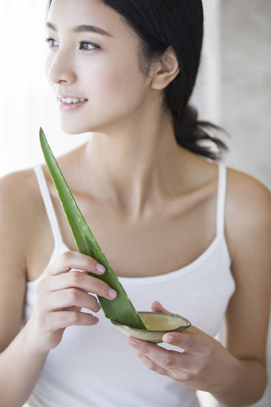 东方人,成年人,脸,头,脸颊,一个人,家庭,家,微笑,竖图,室内,白天,正面,长时间曝光,按摩,美容,时尚,快乐,幸福,植物,浴室,城市,芦荟,北京,中国,亚洲,仅一个年轻女性,仅一个女性,仅一个人,护肤,握,背心,材料,润肤露,房屋,公寓,美丽,休闲装,干净,现代,自然,站着,保养,享受,休闲,健康,温暖,温馨,一家人,放松,握着,SPA水疗,保健,温泉浴场,摄影,生活方式,皮肤,光滑,和睦,优美,享乐,化妆用品,草本,清新,曝光,东亚,纯净,养颜,柔和,细腻,替代疗法,平滑,美化,年轻女性,女人,女性,亚洲人,中国人,年轻人,头部,脸部,脸蛋,面部,矿泉疗养地,半身,彩图,水疗,欢乐,魅力,融洽,美人,例行公事,芦荟胶,bj175