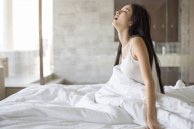 东方人,成年人,头发,一个人,家庭,家,横图,室内,白天,侧面,时尚,自由,床,卧室,城市,北京,中国,亚洲,仅一个年轻女性,仅一个女性,仅一个人,一排,整齐,房屋,公寓,凌乱,休闲装,干净,现代,起床,排列,白色,黑色,枕头,打哈欠,张嘴,休息,休闲,疲倦,舒服,温暖,温馨,一家人,放松,摄影,床头,生活方式,和睦,疲劳,舒适,住房,疲惫,早晨,羽绒被,队列,消极,房地产,困乏,张大嘴巴,棉被,东亚,疲乏,柔和,委顿,疲困,疲顿,疲钝,倦怠,怠倦,怠惰,年轻女性,女人,女性,亚洲人,中国人,年轻人,长发,张开嘴,闭着眼睛,仰头,坐着,半身,彩图,融洽,乱发,摆拍,bj175