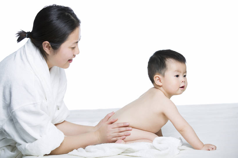 东方人,婴儿,儿童,中年人,裸体,两个人,家庭,父母,母亲,微笑,横图,留白,抠图,白色背景,侧面,婴儿服装,快乐,幸福,纯洁,北京,中国,亚洲,连接,毯子,玩,干净,现代,小孩,毛巾,健康,舒服,温暖,温馨,母子,一家人,爬,可爱,亲密,童年,童趣,无辜,摄影,活泼,生长,生活方式,婴儿用品,保护,和睦,卫生,舒适,享乐,关爱,亲情,宝宝,童真,东亚,纯真,烂漫,无邪,纯净,发展,陪同,柔和,陪伴,无忧无虑,伶俐,天真,女人,女性,中年女性,亚洲人,中国人,孩子,触摸,彩图,全身,影棚拍摄,婴儿服,浴衣,爱,欢乐,融洽,襁褓,伴随,bj175