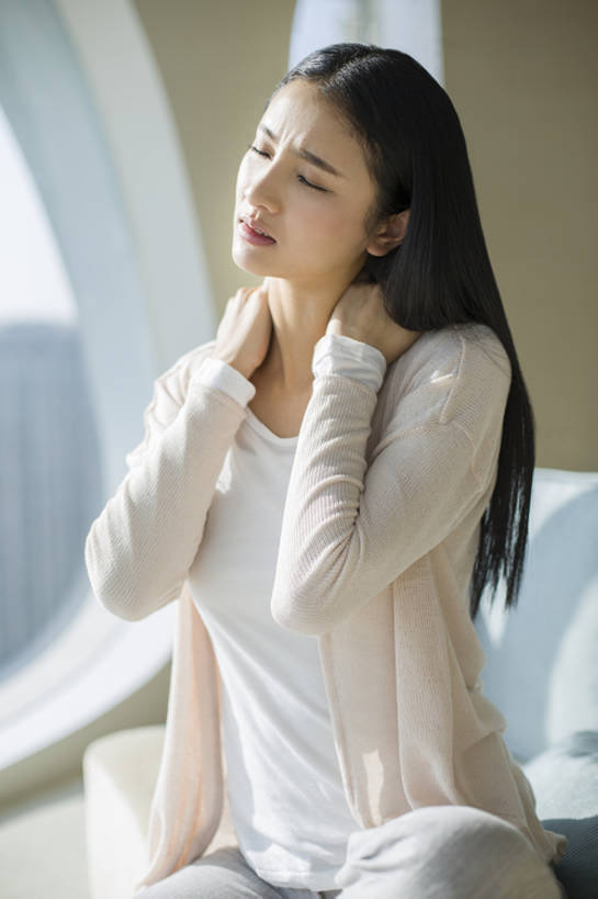 东方人,成年人,脖子,肩,一个人,家,客厅,竖图,室内,白天,正面,时尚,窗户,沙发,城市,北京,日光,中国,亚洲,仅一个年轻女性,仅一个女性,仅一个人,沮丧,生气,房屋,公寓,休闲装,现代,皱眉,压力,搭,愤怒,摄影,生活方式,恼怒,悲伤,疾病,起居室,住房,愤慨,伤心,难过,怒气,气愤,早晨,搭着,发怒,怒火,消极,房地产,痛苦,问题,情绪,脾气,东亚,忿怒,怨恨,强烈,悲哀,颈椎,哀痛,悲戚,悲痛,气忿,虚弱,愤恨,肝火,激动,年轻女性,女人,女性,亚洲人,中国人,年轻人,闭着眼睛,触摸,坐着,彩图,痉挛,症状,闷闷不乐,bj175