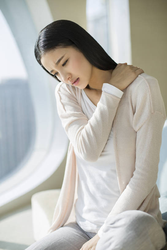 东方人,成年人,肩,一个人,家,客厅,竖图,室内,白天,正面,时尚,窗户,沙发,城市,北京,日光,中国,亚洲,仅一个年轻女性,仅一个女性,仅一个人,沮丧,生气,房屋,公寓,休闲装,现代,皱眉,压力,搭,愤怒,摄影,生活方式,恼怒,悲伤,疾病,起居室,住房,愤慨,伤心,难过,怒气,气愤,早晨,搭着,发怒,怒火,消极,房地产,痛苦,问题,情绪,脾气,东亚,忿怒,怨恨,强烈,悲哀,哀痛,悲戚,悲痛,气忿,虚弱,愤恨,肝火,激动,年轻女性,女人,女性,亚洲人,中国人,年轻人,触摸,坐着,彩图,痉挛,症状,闷闷不乐,bj175