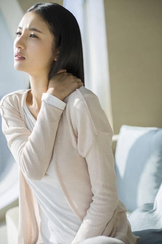 东方人,成年人,脖子,肩,一个人,家,客厅,竖图,室内,白天,正面,窗户,沙发,城市,北京,日光,中国,亚洲,仅一个年轻女性,仅一个女性,仅一个人,沮丧,生气,房屋,公寓,休闲装,现代,皱眉,压力,搭,愤怒,摄影,生活方式,恼怒,悲伤,疾病,起居室,住房,愤慨,伤心,难过,怒气,气愤,早晨,搭着,发怒,怒火,消极,房地产,痛苦,问题,情绪,脾气,东亚,忿怒,怨恨,强烈,悲哀,颈椎,哀痛,悲戚,悲痛,气忿,虚弱,愤恨,肝火,激动,年轻女性,女人,女性,亚洲人,中国人,年轻人,触摸,坐着,半身,彩图,痉挛,症状,闷闷不乐,bj175