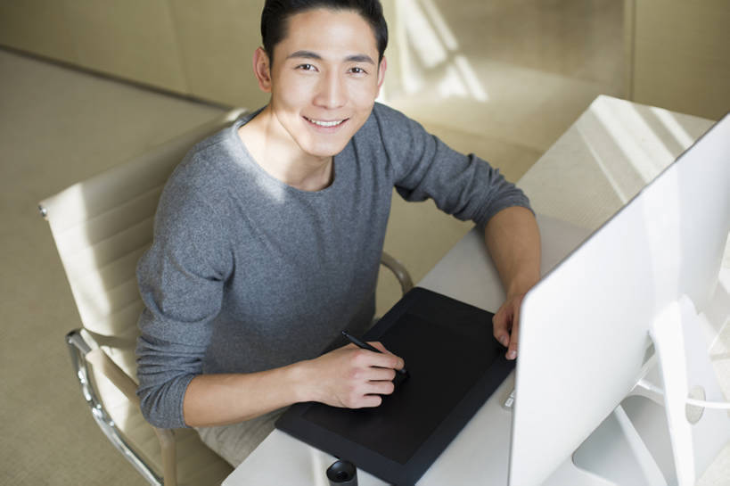 东方人,成年人,一个人,商务人士,设计师,办公室,家,笑,微笑,露齿笑,横图,插画,室内,白天,正面,商务,时尚,快乐,幸福,集体,信心,电脑,显示器,互联网,技术,数码,科技,桌子,城市,椅子,北京,中国,亚洲,仅一个男性,仅一个人,连接,敲打,握,阴影,工作,网络,器材,房屋,公寓,办公用品,画板,高光,几何,计算机图形,利益,联系,合成,图画,注视,休闲装,输入,输入设备,通讯设备,现代,书桌,画,文具,仅一个年轻男性,学习用品,打字,观察,看,向上看,职业,独立,团体,台式电脑,握着,创意,摄影,奋斗,生活方式,观看,灵感,点击,敲击,文具用品,电脑合成图,数码合成图,愿望,察看,组织,创造力,住房,享乐,合成图,工作室,关注,努力,通信设备,漫画,创新,输出设备,东亚,写实,具体,具象,新意,无线电技术,理想,技能,想法,美术工艺,电脑一体机,按键,计算机,男人,男性,年轻男性,亚洲人,中国人,年轻人,白领,美术设计员,设计,设计家,设计者,沟通,画画,坐着,彩图,高角度拍摄,欢乐,速写本,插图,纺织工业,插图画家,bj175