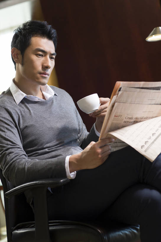 咖啡,东方人,成年人,一个人,商务人士,商务男性,办公室,竖图,室内,白天,正面,仰视,毛衣,衬衫,商务,时尚,智慧,成功,集体,书房,城市,报纸,杯子,椅子,北京,中国,亚洲,仅一个男性,仅一个人,喝,握,套装,工作,纸,咖啡杯,利益,二郎腿,注视,现代,饮料,仅一个年轻男性,观察,看,靠,靠着,职业,休闲,独立,团体,放松,读,握着,财富,金融,摄影,奋斗,生活方式,观看,新闻,愿望,察看,组织,酷,扶手椅,享乐,工作室,成就,关注,华贵,努力,商务装,工薪阶层,东亚,热饮,策略,理想,男人,男性,年轻男性,亚洲人,中国人,年轻人,白领,上班族,休闲活动,坐着,彩图,低角度拍摄,衬衣,上层阶级,上流社会,bj175