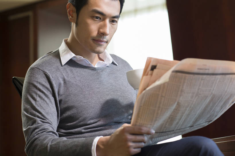 咖啡,东方人,成年人,一个人,商务人士,商务男性,办公室,横图,室内,白天,正面,仰视,毛衣,衬衫,商务,时尚,智慧,成功,集体,书房,城市,报纸,杯子,椅子,北京,中国,亚洲,仅一个男性,仅一个人,喝,握,套装,工作,纸,咖啡杯,利益,注视,现代,饮料,仅一个年轻男性,观察,看,靠,靠着,职业,休闲,独立,团体,放松,读,握着,财富,金融,摄影,奋斗,生活方式,观看,新闻,愿望,察看,组织,酷,享乐,工作室,成就,关注,华贵,努力,商务装,工薪阶层,东亚,热饮,策略,理想,男人,男性,年轻男性,亚洲人,中国人,年轻人,白领,上班族,休闲活动,坐着,彩图,低角度拍摄,衬衣,上层阶级,上流社会,bj175