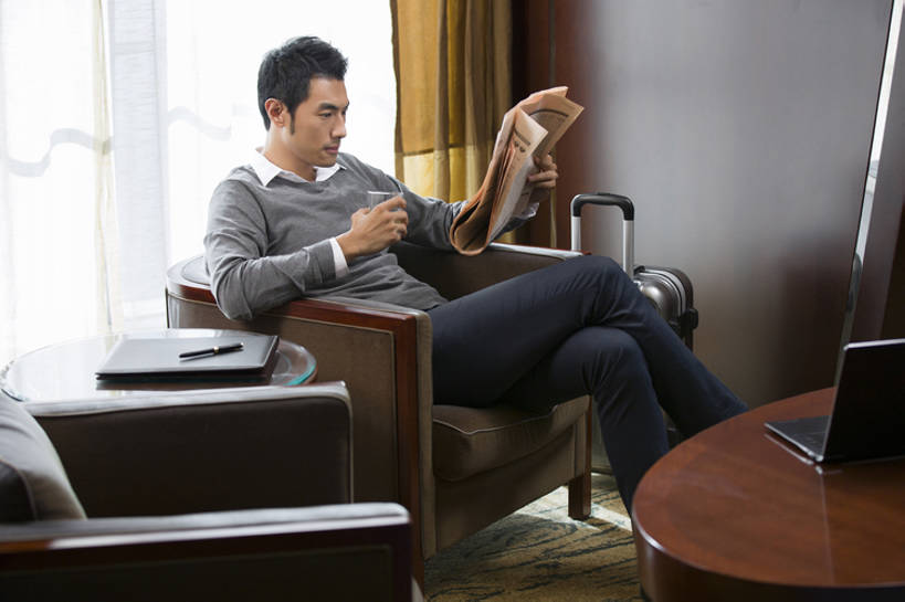 东方人,成年人,一个人,商务人士,商务男性,宾馆,横图,室内,白天,正面,毛衣,衬衫,商务,奢侈,时尚,智慧,笔记本电脑,技术,窗户,窗帘,沙发,桌子,城市,酒店,报纸,杯子,手提箱,北京,中国,亚洲,仅一个男性,仅一个人,喝,握,套装,纸,办公用品,豪华,二郎腿,注视,娱乐,现代,会所,水笔,文具,仅一个年轻男性,笔记本,行李,学习用品,观察,看,职业,休息,休闲,独立,放松,读,握着,金融,俱乐部,摄影,生活方式,经济,观看,酒家,新闻,华丽,文具用品,旅社,察看,成就,关注,商务装,贸易,工薪阶层,东亚,富丽,无线电技术,华美,贵宾室,男人,男性,年轻男性,亚洲人,中国人,年轻人,白领,上班族,坐着,彩图,衬衣,旅行,商业,客店,客栈,旅店,旅馆,商旅,华侈,奢华,上层阶级,上流社会,商务旅行,社交,bj175