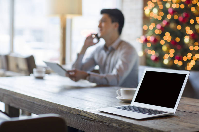 咖啡,东方人,成年人,一个人,商务人士,商务男性,打电话,横图,室内,白天,留白,正面,衬衫,商务,时尚,幸福,信心,消费,笔记本电脑,互联网,技术,窗户,桌子,城市,杯子,手机,椅子,北京,中国,圣诞节,亚洲,仅一个男性,仅一个人,连接,握,套装,节日,庆祝,装饰,工作,木制,屏幕,食品,圣诞树,咖啡杯,饮品,联系,茶几,文化,现代,饮食,顾客,装饰品,食物,饮料,仅一个年轻男性,装饰物,职业,庆典,休闲,放松,握着,金融,摄影,生活方式,经济,纪念,华丽,修饰,点缀,专心,可口,咖啡店,商务装,网上冲浪,饰物,逆光,贸易,工薪阶层,平板电脑,智能手机,东亚,热饮,衬托,美观,雅致,雅观,无线电技术,适口,计算机,男人,男性,年轻男性,亚洲人,中国人,年轻人,白领,上班族,休闲活动,说话,坐着,半身,彩图,衬衣,欢乐,商业,咖啡馆,开领,bj175