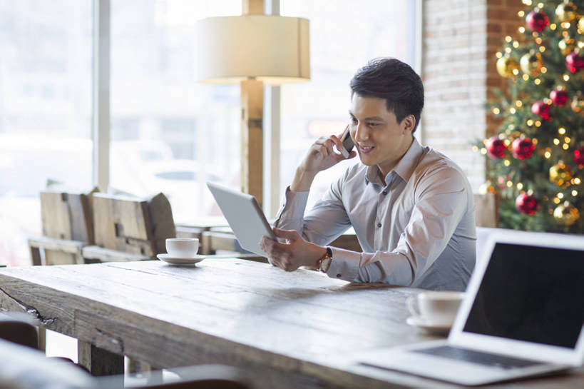 咖啡,东方人,成年人,一个人,商务人士,商务男性,笑,打电话,微笑,露齿笑,横图,室内,白天,留白,正面,衬衫,商务,时尚,快乐,幸福,信心,消费,电脑,笔记本电脑,互联网,技术,窗户,桌子,城市,杯子,手机,椅子,北京,中国,圣诞节,亚洲,仅一个男性,仅一个人,连接,握,套装,节日,庆祝,装饰,工作,网络,木制,屏幕,食品,圣诞树,咖啡杯,饮品,联系,茶几,文化,通讯设备,现代,饮食,顾客,装饰品,食物,饮料,仅一个年轻男性,装饰物,看,职业,庆典,休闲,放松,握着,金融,摄影,生活方式,经济,观看,纪念,华丽,修饰,点缀,无线,专心,享乐,可口,咖啡店,努力,通信设备,商务装,无线网络,网上冲浪,饰物,逆光,贸易,无线上网,便携式电脑,工薪阶层,平板电脑,智能手机,东亚,热饮,衬托,美观,雅致,雅观,无线电技术,适口,计算机,手提电脑,男人,男性,年轻男性,亚洲人,中国人,年轻人,白领,上班族,休闲活动,说话,坐着,半身,彩图,衬衣,欢乐,商业,咖啡馆,电影,开领,bj175