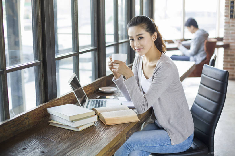 咖啡,东方人,成年人,两个人,学生,微笑,横图,室内,白天,侧面,时尚,快乐,幸福,笔记本电脑,互联网,技术,窗户,桌子,城市,杯子,椅子,北京,中国,亚洲,喝,握,学习,木制,咖啡杯,教育,二郎腿,注视,休闲装,现代,饮食,窗台,饮料,观察,看,休闲,放松,读,握着,摄影,生活方式,观看,察看,知识,享乐,关注,咖啡店,东亚,热饮,无线电技术,寂静,男人,男性,年轻男性,年轻女性,女人,女性,亚洲人,中国人,年轻人,大学生,书,休闲活动,坐着,彩图,欢乐,咖啡馆,bj175