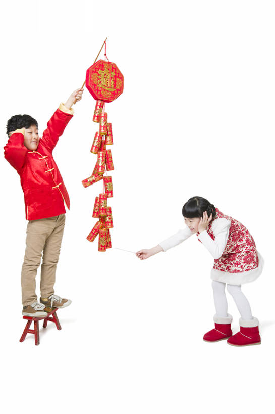 东方人,儿童,两个人,兄弟,姐妹,站,举,笑,微笑,露齿笑,竖图,留白,抠图,白色背景,正面,快乐,兴奋,友谊,幸福,纯洁,运气,鞭炮,北京,中国,春节,亚洲,弯腰,握,旗袍,风俗,节日,庆祝,冬天,古典,玩,注视,休闲装,靴子,传统,刺激,小孩,红色,焰火,点燃,观察,看,托,站着,熏香,精神,可爱,乐趣,亲密,童年,童趣,握着,遮,遮掩,摄影,生长,生活方式,观看,察看,掩盖,享乐,仪式,遮挡,关注,中国文化,亲情,典礼,古典风格,童真,东亚,烂漫,无邪,遮盖,陪同,掩饰,元旦,制度,陪伴,无忧无虑,天真,男孩,男人,男性,女孩,亚洲人,中国人,孩子,举起,举手,举着,向上举,向上伸,向上托,站立,张开手臂,彩图,全身,影棚拍摄,传统服装,欢乐,唐装,男生,传统文化,捂住,传统节日,伴随,bj175